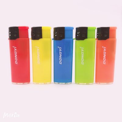 Materiale POM sigaretta a gas accendino monouso in plastica personalizzato con grande spazio di stampa