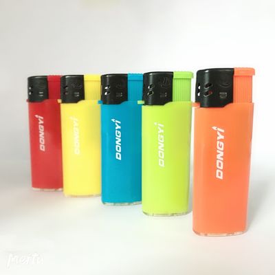 Materiale POM sigaretta a gas accendino monouso in plastica personalizzato con grande spazio di stampa
