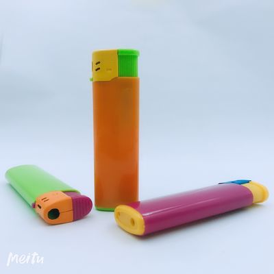 Materiale POM sigaretta a gas accendino monouso in plastica personalizzato con grande spazio di stampa