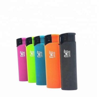 Cinque colori di plastica ricaricabile accendino a gas 8.2 * 2.42 * 1.23cm con materiali provenienti dal cinese