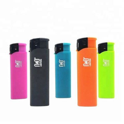 Cinque colori di plastica ricaricabile accendino a gas 8.2 * 2.42 * 1.23cm con materiali provenienti dal cinese