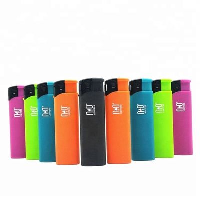 Cinque colori di plastica ricaricabile accendino a gas 8.2 * 2.42 * 1.23cm con materiali provenienti dal cinese