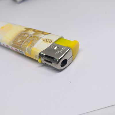 Richiesta personalizzata ISO9994 Mercato europeo accendino in plastica con fumo elettronico fresco