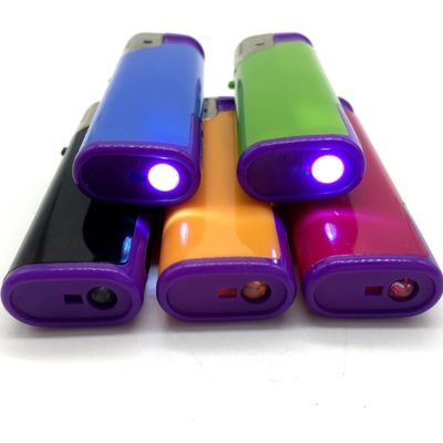 Accendino a vento di plastica ricaricabile con lampada a LED ricaricabile e lampada a LED inclusa