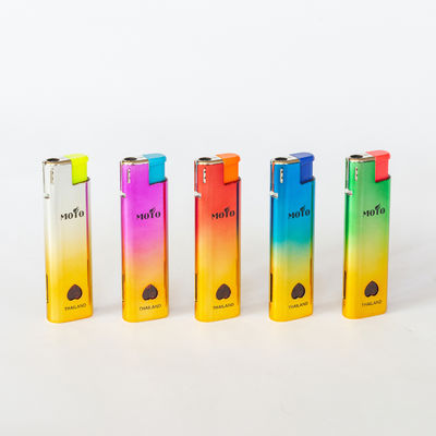 Disegno alla moda Dy-F018 accendino a gas in plastica a prova di vento con opzione di personalizzazione