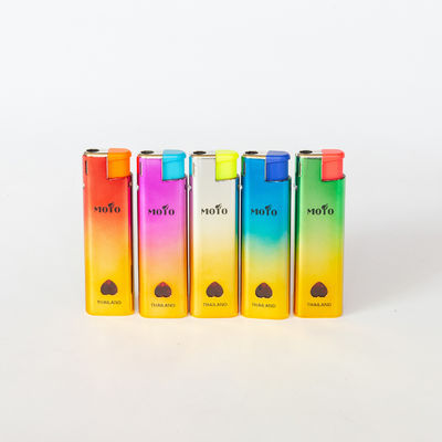 Disegno alla moda Dy-F018 accendino a gas in plastica a prova di vento con opzione di personalizzazione